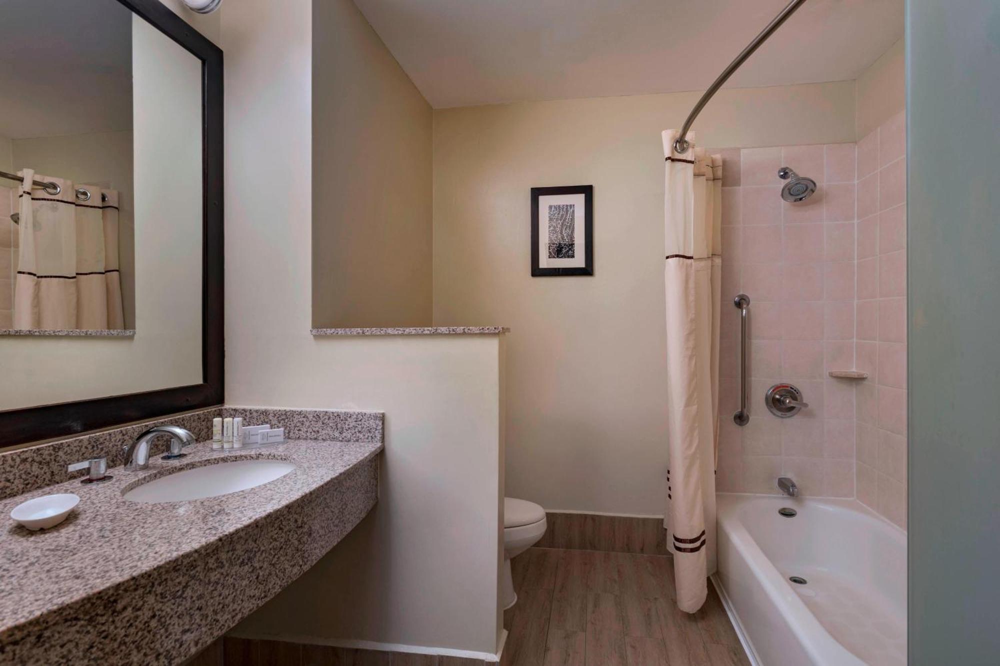Courtyard By Marriott San Salvador Hotel Bagian luar foto